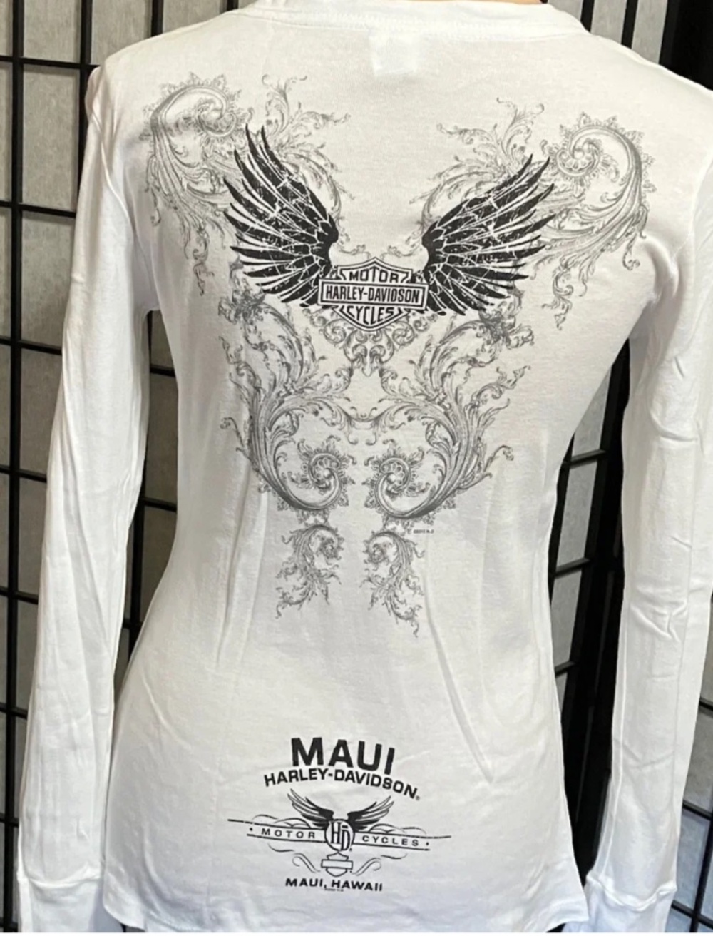 🇺🇸 HARLEY-DAVIDSON LONG SLEEVE V-NECK TOP, MAUI HAWAII, WHITE W/BLACK DESIGN